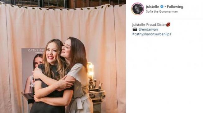 Siblings Goals, 5 Potret Kedekatan Cathy Sharon dan Julie Estelle