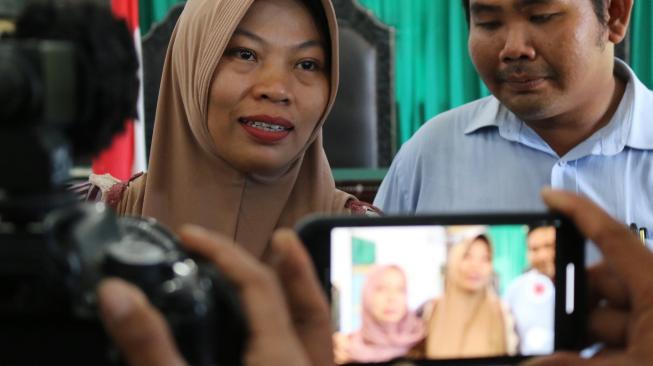 Terpidana kasus pelanggaran UU ITE Baiq Nuril menjawab sejumlah pertanyaan wartawan usai menjalani sidang perdana pemeriksaan berkas memori PK di Pengadilan Negeri Mataram, NTB, Kamis (10/1). [ANTARA FOTO/Dhimas B. Pratama]