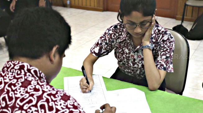 Suasana pelayanan jemput bola perekaman e-KTP di SMKN 28 sederajat di Cilandak, Jakarta Selatan, Kamis (10/1). [Suara.com/Fakhri Hermansyah]