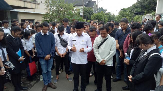  Puluhan siswa dan guru SMK Baranangsiang melakukan tabur bunga dan berdoa bersama di lokasi tewasnya Andirana Yubelia Noven Cahya (18) korban penusukan di Jalan Riau, Kelurahan Baranangsiang, Kota Bogor, Jawa Barat. (Suara.com/Rambiga)