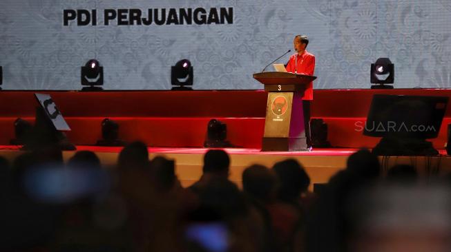 Presiden Joko Widodo memberikan pidato dalam peringatan HUT PDI Perjuangan ke-46 di JIExpo Kemayoran, Jakarta, Kamis (10/1). [Suara.com/Muhaimin A Untung]