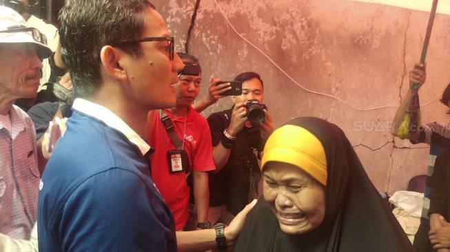 Korban Kebakaran Tambora Menangis Sambil Memeluk Sandiaga