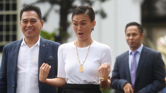 Artis Agnes Monica usai bertemu Presiden Joko Widodo di Komplek Istana Kepresidenan Jakarta, Jumat (11/1). [ANTARA FOTO/Akbar Nugroho Gumay]