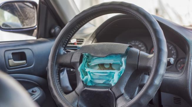 Konsep airbag mutakhir: saat terjadi benturan merobek wadah perlahan dan kantong pun mengembang aman. Sebagai ilustrasi [Shutterstock].