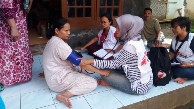 Tim Doctors Without Borders (MSF) melakukan pendampingan dan pelayanan kesehatan bagi warga terdampak tsunami Selat Sudan di Banten. (Dok. MSF/Rangi Wirantika Sudrajat)