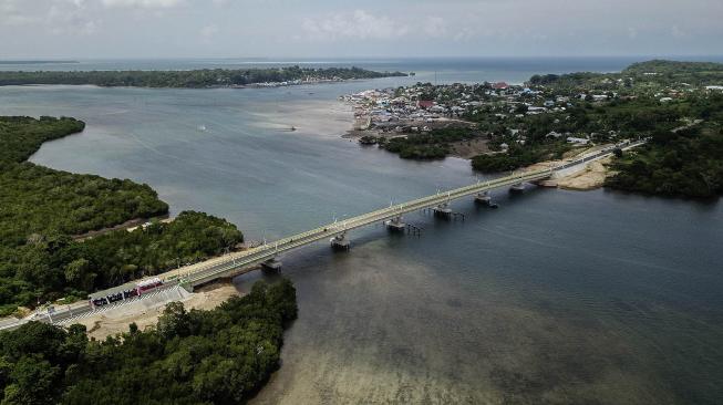 Foto aerial jembatan Leta Oar Ralan di Tanimbar Utara, Kabupaten Maluku Tenggara Barat, Provinsi Maluku, Kamis (10/1). [ANTARA FOTO/Arief BM]
