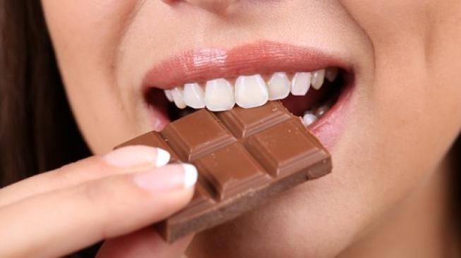 Sebuah studi menyebutkan cokelat lebih ampuh mengatasi batuk ketimbang obat batuk. (Shutterstock) 