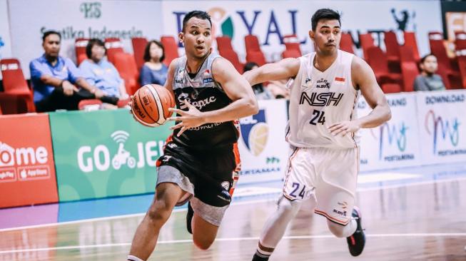 Small forward Stapac Jakarta, Kaleb Ramot Gemilang membantu timnya mengalahkan NSH Jakarta 75-50 dalam laga kedua seri 4 IBL 2018/2019 di Sritex Arena, Solo, Jum'at (11/1/2019). [Dok. IBL]