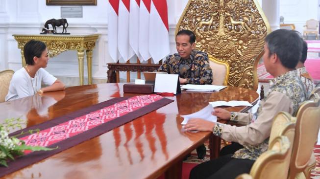 Artis Agnes Monica alias Agnez Mo saat bertemu Presiden Joko Widodo di Komplek Istana Kepresidenan Jakarta, Jumat (11/1).  [Foto: Biro Pers Sekretariat Presiden]