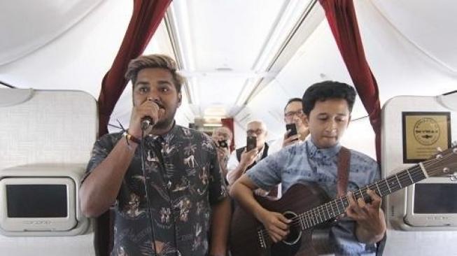 Garuda Indonesia tampilkan live music di atas pesawat. (Official website Garuda Indonesia)