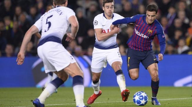 Pemain Barcelona Philippe Coutinho berebut bola dengan pemain Tottenham Hotspur dalam pertandingan fase grup Liga Champions [AFP]