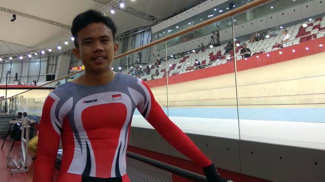 Pebalap sepeda junior Indonesia, Angga Dwi Wahyu Prahesta mencatatkan sejarah usai meraih medali emas dari nomor scratch race kategori junior Asian Track Championship (ATC) 2019 di Jakarta Internasional Velodrome, Rawamangun, Jakarta, Kamis (10/1/2019). [Suara.com/Arief Apriadi]