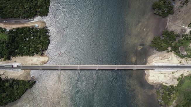 Foto aerial jembatan Leta Oar Ralan di Tanimbar Utara, Kabupaten Maluku Tenggara Barat, Provinsi Maluku, Kamis (10/1). [ANTARA FOTO/Arief BM]
