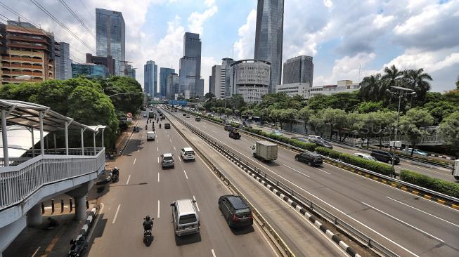 Sejumlah kendaraan melaju di Jalan Gatot Subroto, Jakarta, Jumat (11/1). [Suara.com/Muhaimin A Untung]