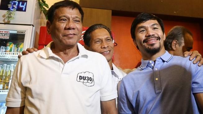 Petinju kenamaan Filipina, Manny Pacquiao (kanan), bersama Presiden Filipina Rodrigo Duterte. [AFP/Manman Dejeto]