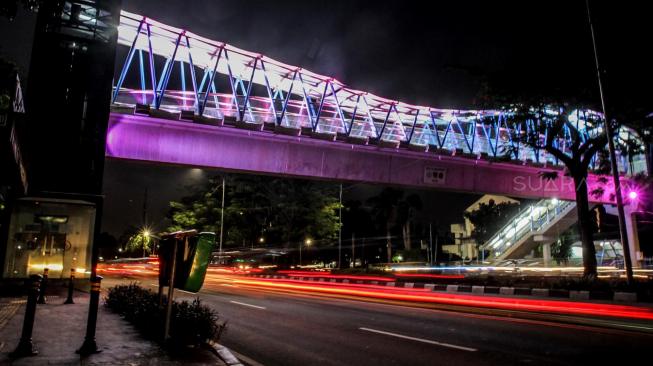 Suasana Jembatan Penyeberangan Orang (JPO) di Jalan Dr Sumarno, Cakung, Jakarta Timur, Sabtu (12/1). [Suara com/Fakhri Hermansyah]