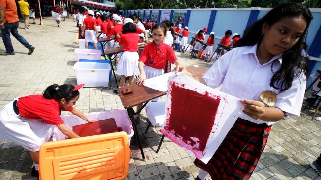 Sejumlah murid membuat 1.000 kertas daur ulang di SD Tarakanita 5, Jakarta, Sabtu (12/1). [ANTARA FOTO/Rivan Awal Lingga]