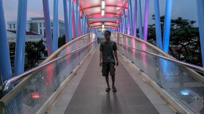 Suasana Jembatan Penyeberangan Orang (JPO) di Jalan Dr Sumarno, Cakung, Jakarta Timur, Sabtu (12/1). [Suara com/Fakhri Hermansyah]