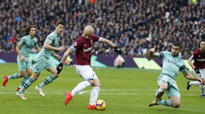 Arsenal Berlutut di London Stadium