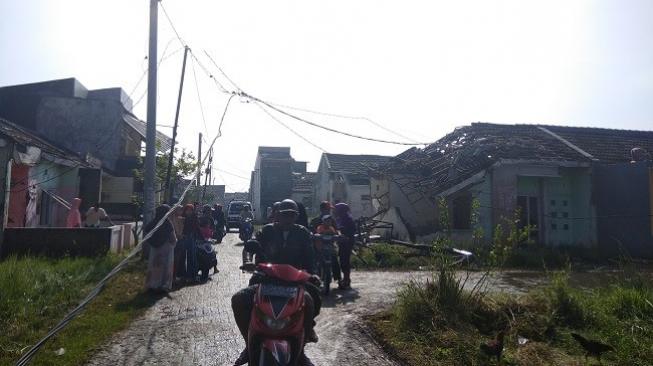 Atap rumah dan kabel listrik rusak usai diterjang angin puting beliung di Rancaekek, Bandung pada Jumat (11/1/2019) petang. (Suara.com/Aminuddin)
