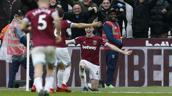 Pemain West Ham United Dedan Rice (kanan) rayakan golnya ke gawang Arsenal dalam pertandingan Liga Inggris yang berlangsung di London Stadium, Sabtu (12/1/2019) [AFP]