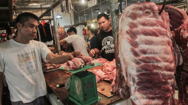 Suasana pusat penjualan daging babi di Pasar Senen, Jakarta Pusat, Sabtu (12/1). [Suara.com/Fakhri Hermansyah]