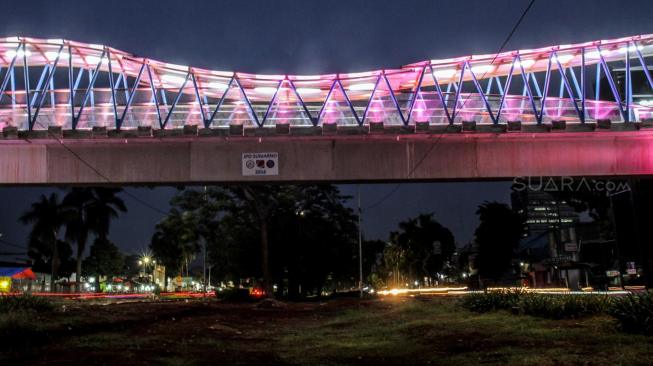 Suasana Jembatan Penyeberangan Orang (JPO) di Jalan Dr Sumarno, Cakung, Jakarta Timur, Sabtu (12/1). [Suara com/Fakhri Hermansyah]