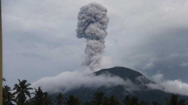 Status Gunung Ibu di Halmahera Barat Naik ke Level Awas