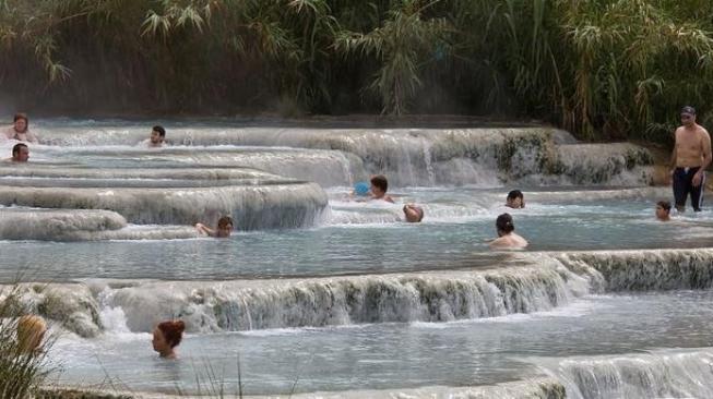 Sensasi Berendam di Saturnia Italia, Langsung dari Sumber Air Panasnya