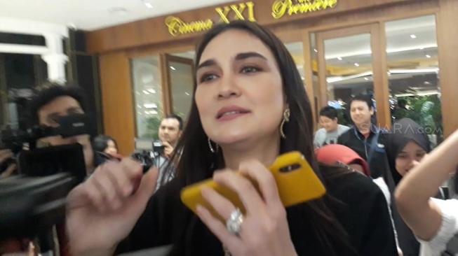 Dicecar Luna Maya soal Foto Mesra dengan Ariel, Chika Jessica Kikuk