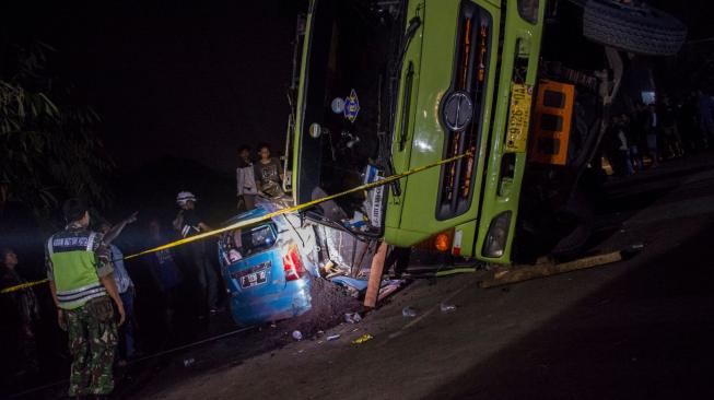 Truk Kontainer Terguling di Tol Cipularang hingga Timpa Mobil di Rest Area