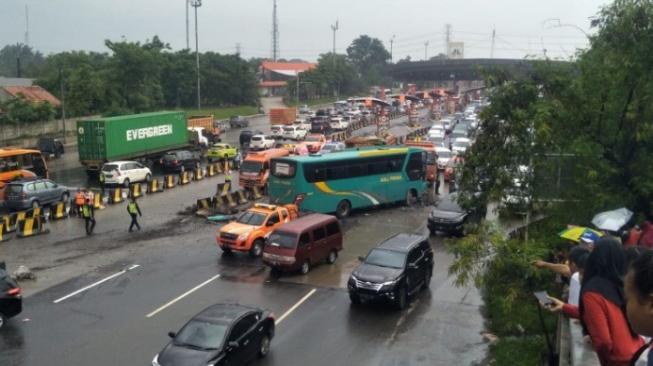 Kecelakaan di Tol Tangerang - Jakarta, Dua Orang Rombongan Pernikahan Tewas