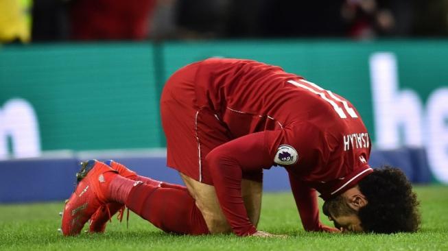Pemain Liverpool Mohamed Salah rayakan golnya ke gawang Brighton & Hove Albion dalam pertandingan yang berlangsung di American Express Community Stadium, Sabtu (12/1/2019) [AFP]