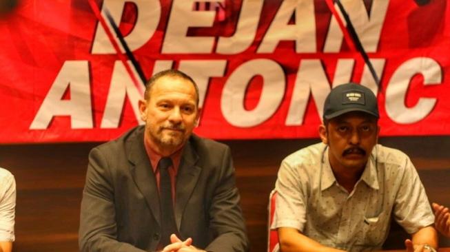 Pelatih baru Madura United, Dejan Antonic (kiri) bersama direktur tim Ziaul Haq. [Suara.com / Dimas ANGGA P]