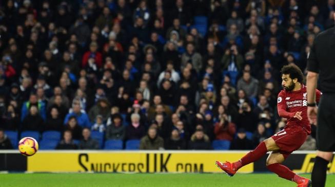 Pemain Liverpool Mohamed Salah menjebol gawang Brighton & Hove Albion lewat titik penalti dalam pertandingan yang berlangsung di American Express Community Stadium, Sabtu (12/1/2019) [AFP]