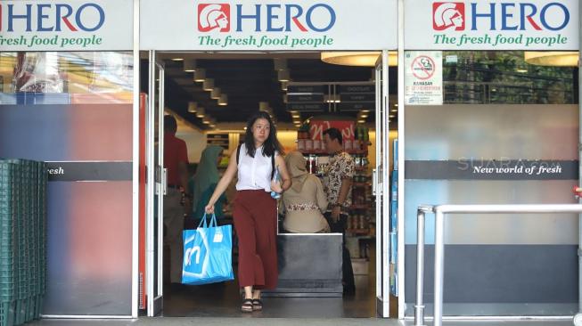 Warga memasuki gerai Hero yang masih buka di kawasan Gondangdia, Jakarta, Senin (14/1). [Suara.com/Muhaimin A Untung]