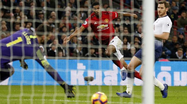 Striker Manchester United Marcus Rashford melepaskan tembakan yang bersarang di gawang Tottenham Hotspur pada Liga Premier Inggris antara Tottenham Hotspur melawan Manchester United di Stadion Wembley, London,Inggris, Minggu (13/1). [AFP/Ian Kington]