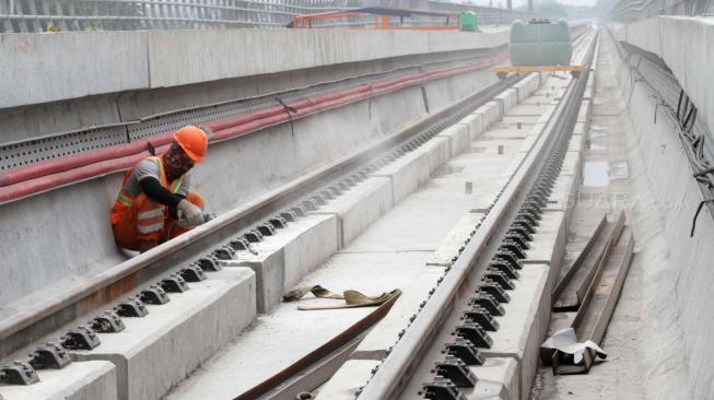 Suasana Stasiun LRT (Light Rail Transit) di Taman Mini, Jakarta Timur, Senin (14/1). [Suara.com/Fakhri Hermansyah]