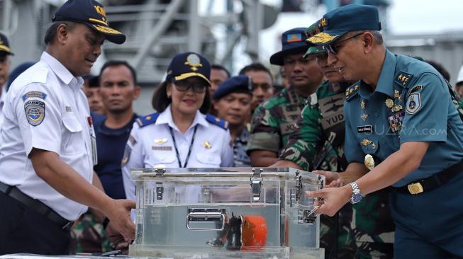 Dirjen Perhubungan Udara Kemenhub Polana, Ketua KNKT sorjanto Tjahjono, Kapushidrosal Harjo Susmoro memberi keterangan saat konferensi pers penemuan Black Box Lion Air JT610 berisi Cockpit Voice Recorder (CVR) pesawat Lion Air bernomor registrasi PK-LQP dengan nomor penerbangan JT 610 yang telah ditemukan oleh Dinas Penyelamatan Bawah Air (Dislambair) Koarmada I di KRI Spica-934 , perairan Tanjung Karawang di JICT, pelabuhan Tanjung Priok, Jakarta, Senin (14/1). [Suara.com/Muhaimin A Untung]