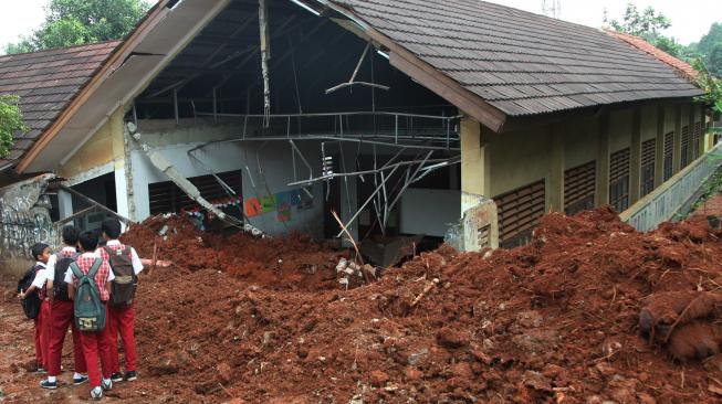 Murid sekolah melihat ruang kelas dan ruang laboratorium komputer yang hancur tertimpa truk di SDN Bambu Apus 1 Pamulang, Tangerang Selatan, Banten, Senin (14/1). [ANTARA FOTO/Muhammad Iqbal]
