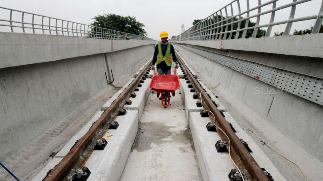 Suasana Stasiun LRT (Light Rail Transit) di Taman Mini, Jakarta Timur, Senin (14/1). [Suara.com/Fakhri Hermansyah]