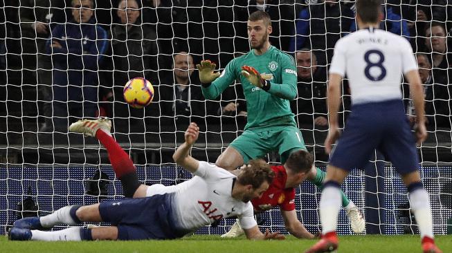 Kiper Manchester United David de Gea (bersiap untuk menyelamatkan bola dari tendangan striker Tottenham Hotspur Harry Kane selama pertandingan sepak bola Liga Premier Inggris antara Tottenham Hotspur melawan Manchester United  di Stadion Wembley, London,Inggris, Minggu (13/1). [Adrian DENNIS / AFP]