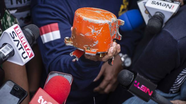 Petugas KNKT menunjukkan kondisi bagian kotak hitam (black box) berisi Cockpit Voice Recorder (CVR) pesawat Lion Air bernomor registrasi PK-LQP dengan nomor penerbangan JT 610 yang telah ditemukan oleh Dinas Penyelamatan Bawah Air (Dislambair) Koarmada I di KRI Spica-934 , perairan Tanjung Karawang, Jawa Barat, Senin (14/1). [ANTARA FOTO/Aprillio Akbar]