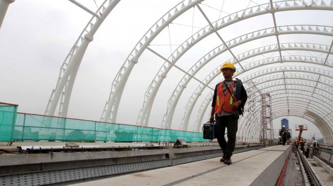 Suasana Stasiun LRT (Light Rail Transit) di Taman Mini, Jakarta Timur, Senin (14/1). [Suara.com/Fakhri Hermansyah]