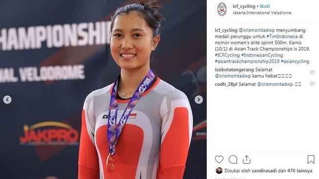 Pebalap sepeda Indonesia, Crismonita Dwi Putri. [Instagram@icf_cycling]