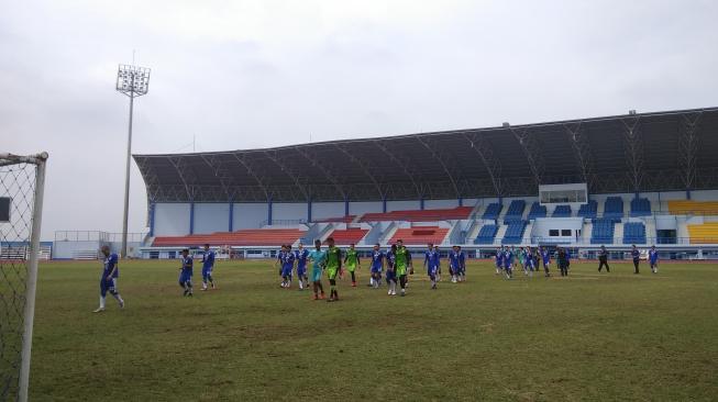 Pemain Persib usai melakoni latihan perdana di lapangan Arcamanik, Bandung, Jawa Barat, Senin (14/1/2019). [Suara.com/Aminuddin]