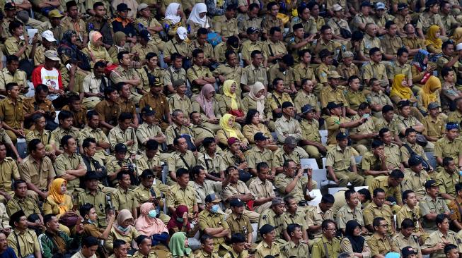 Suasana pertemuan Presiden Joko Widodo dengan ribuan perangkat desa yang tergabung dalam Persatuan Perangkat Desa Indonesia di Istora Senayan, Jakarta, Senin (14/1).[ANTARA FOTO/Wahyu Putro]