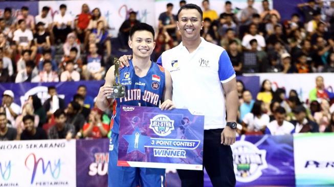 Shooting guard Pelita Jaya Basketball, Andakara Prastawa Dhyaksa raih gelar IBL Three Point Contest 2019 setelah mencetak 21 poin di Sritex Arena, Solo, Jawa Tengah, Minggu (13/1/2019). [Dok. IBL]