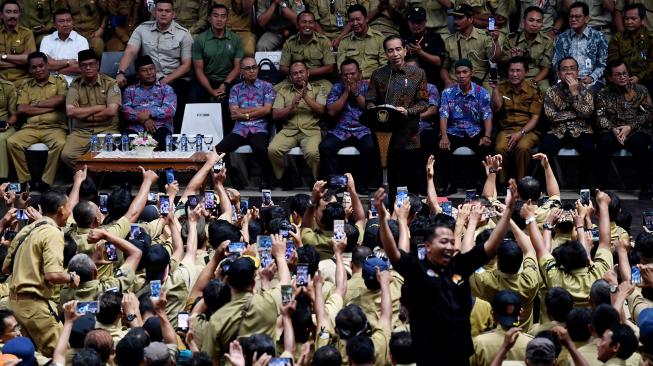 Suasana pertemuan Presiden Joko Widodo dengan ribuan perangkat desa yang tergabung dalam Persatuan Perangkat Desa Indonesia di Istora Senayan, Jakarta, Senin (14/1).[ANTARA FOTO/Wahyu Putro]