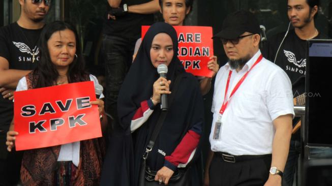 Penyidik KPK Novel Baswedan  mengahadiri aksi bersama koalisi masyarakat sipil lintas elemen menggelar aksi di gedung KPK, Jakarta Selatan, Selasa, (15/1). [Suara.com/Fakhri Hermansyah]